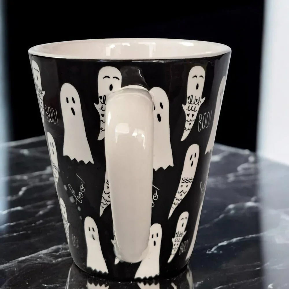 Sur la table Boo Ghost Black and White Coffee Tea Cup Mug